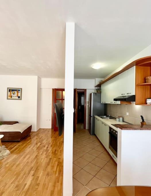 With Private Parking , Apartma Makarska