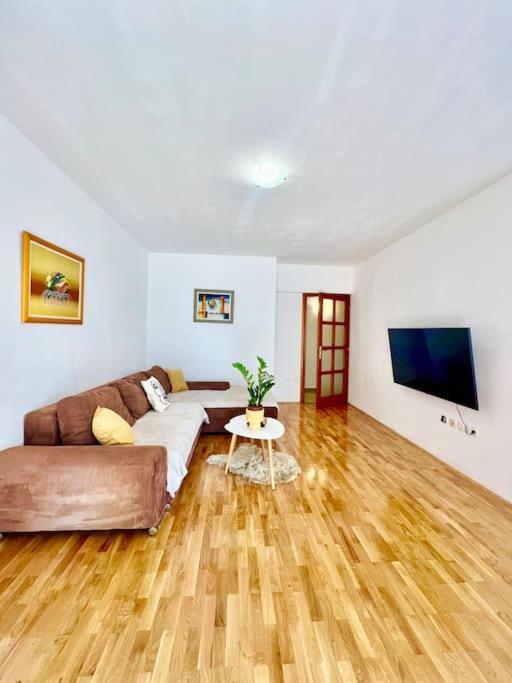 Apartma With Private Parking , *