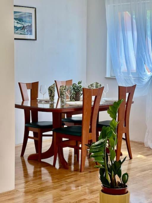 Apartma With Private Parking , *