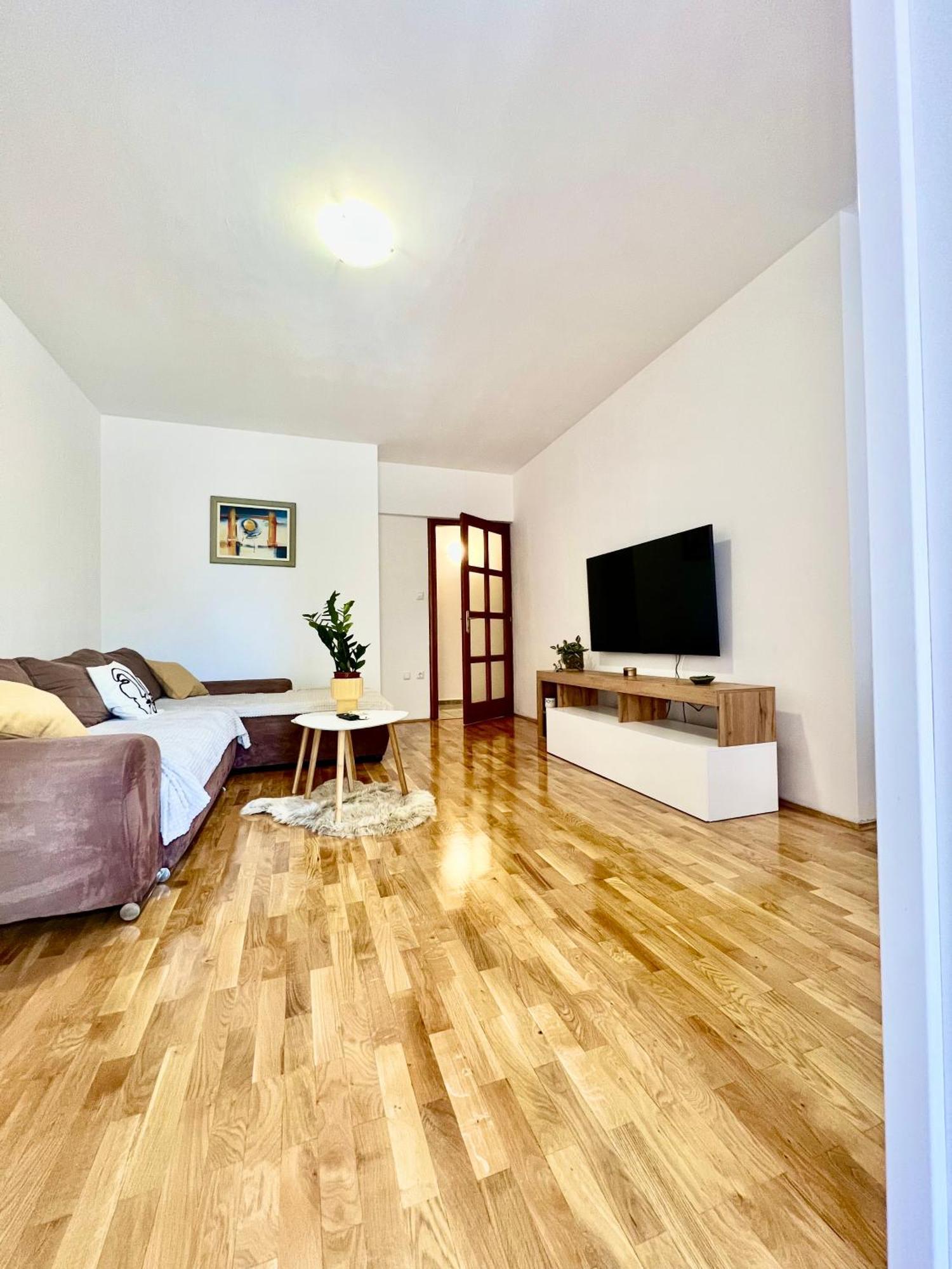 With Private Parking , Apartma