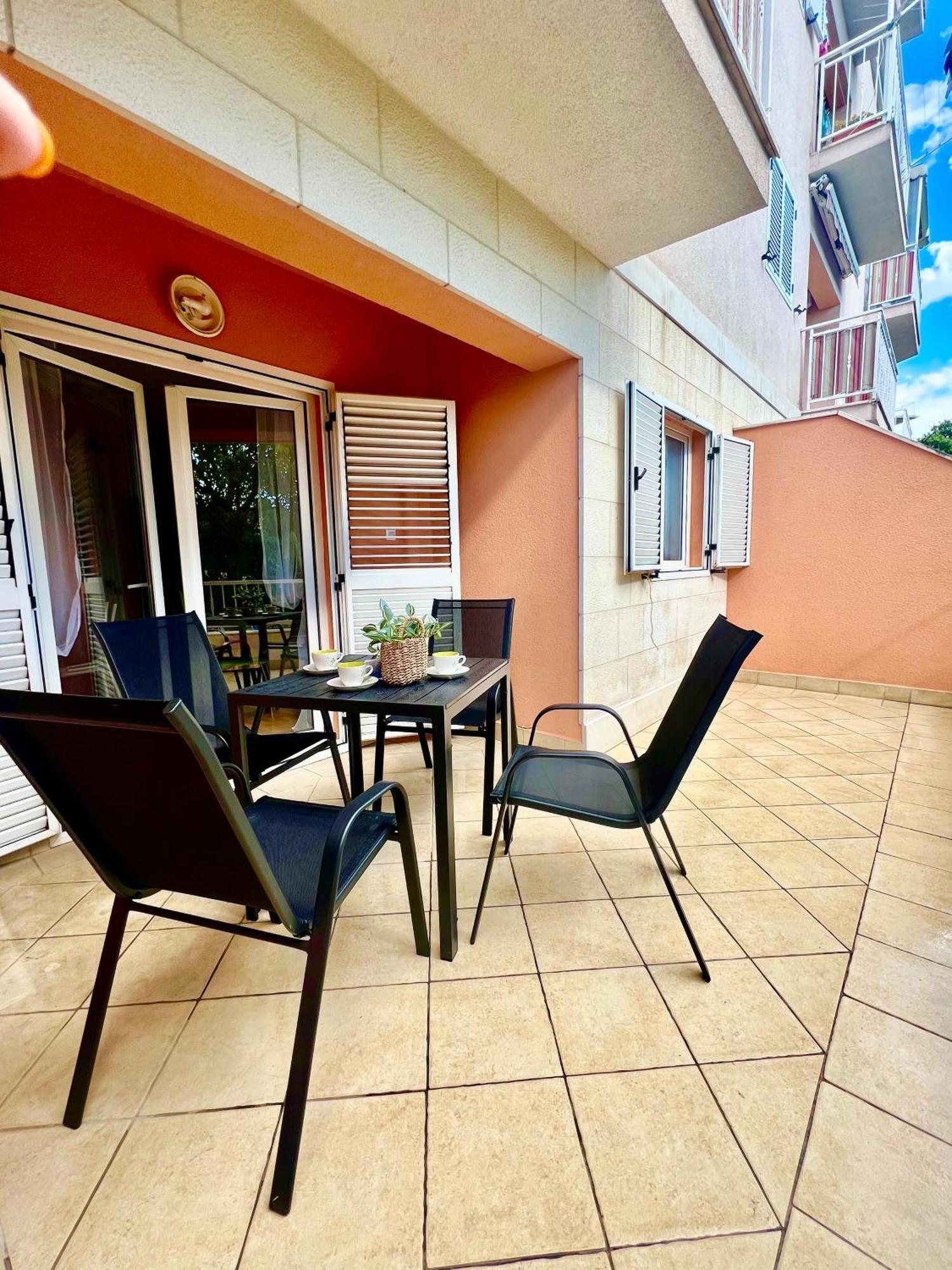 With Private Parking , Apartma